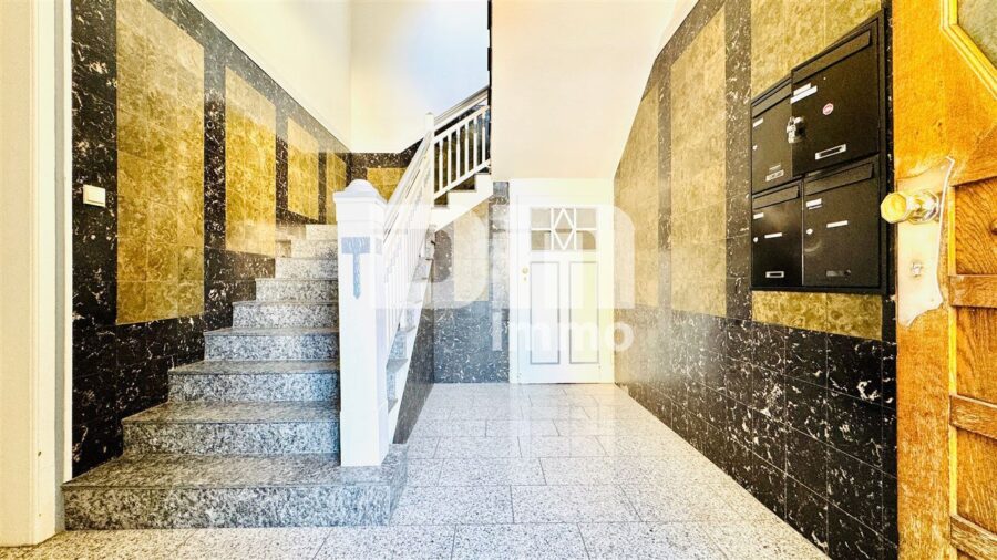 Hochwertige 5-Zi Wohnung in Traumlage mit Balkon in gepflegter Jugendstil-Villa + Panoramablick - Treppenhaus